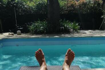 Bed & Breakfast La Villa Carcassonne, Cité 8 Min à Pieds, Clim, Piscine, Full Wifi, Borne 7,5kw, Vélo élect, Parking