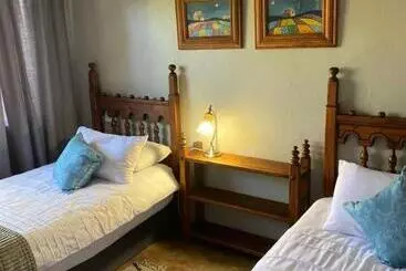 ツーリストアパートメント Hekpoort Rorymi Guest Farm