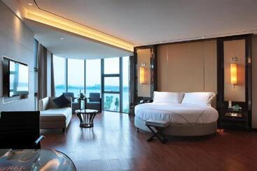 六安曙光铂尊酒店