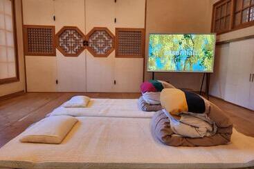 Apartamentos turísticos Iriru Luxury Hanok Stay   Eunpyung Hanok Village