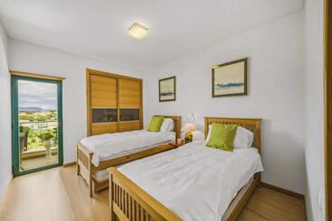 관광객 아파트 Penthouse Apartment With Large Terrace, Pool & Garden