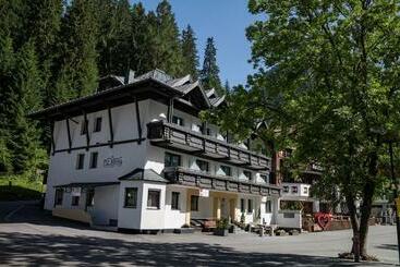 בית מלון כפרי Piz Arina