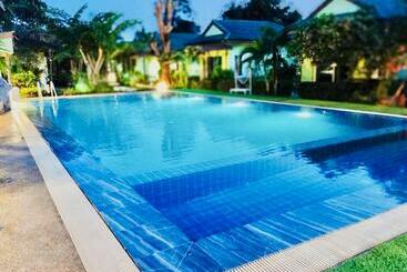 Resort แสงหิรัญ บีช รีสอร์ท