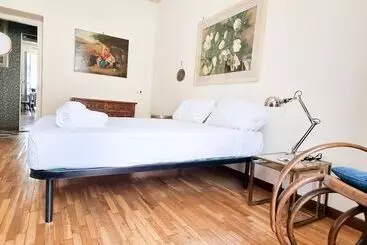 Turistihuoneistot Joivy Vintage And Gorgeous 2 Bed Flat Near Sforzesco Castle
