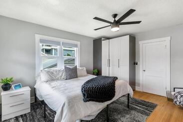 شقق خاصة سياحية Historic Waterfront Estate With Yard & Modern Kitchen