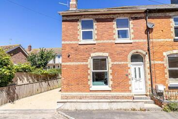 Tourist flats The Terrace Light, Bright Characterful Coastal Home With Parking Near Beaches