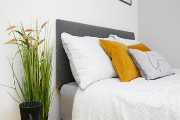 Жильё для туристов Derby City Centre   Train Station Roof Terrace House 3 Bed