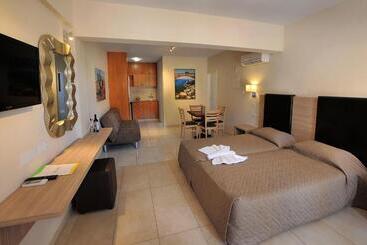 هتل Nelia Gardens