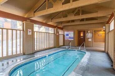 Turistihuoneistot 445   Pet Friendly Condo Private Balcony Stunning Views