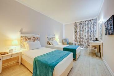 ホテル Altınorfoz