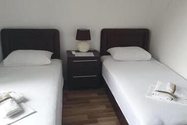 پانسیون Nova Dvokrevetna Soba Sa Dva Odvojena Kreveta I Zajedničkim Kupatilom