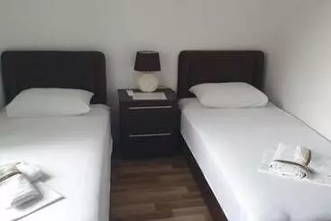 پانسیون Nova Dvokrevetna Soba Sa Dva Odvojena Kreveta I Zajedničkim Kupatilom