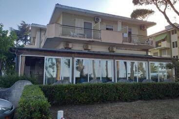 펜션 Room In Bb   Spacious Double Room By The Sea