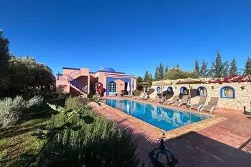 تختخواب و صبحانه Dar Yanis
