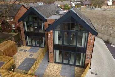 Жильё для туристов The Stables, Chester   Luxury Apartments By Polkastays