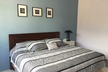 Pensió Casa 10 Guest House