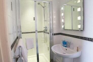 צימר Old Hall House, Nec