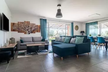 Pisos turísticos Dathona Charmante Maison Avec Piscine Est Jardin