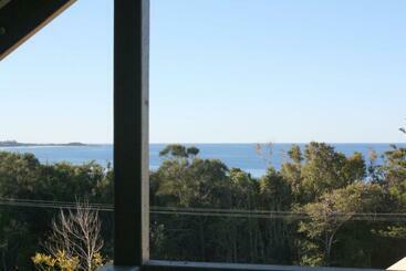 Жильё для туристов The Hideaway In Angourie   Hear The Waves Break On Spooky Beach