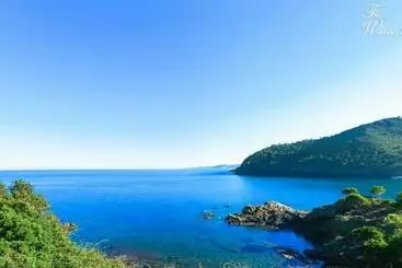 Turistihuoneistot Waterfront Villa With Breathtaking Views And Pool