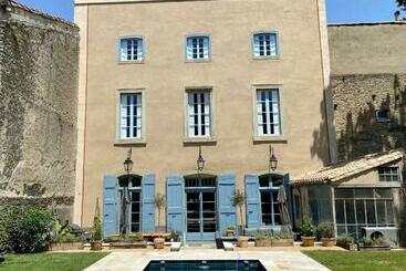 דירות לתיירים French Country House In Town  With Private Garden, Pool And Cinema Room