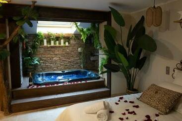 Apartamente turistice Hébergement Insolite Avec Jacuzzi Privatif Millau