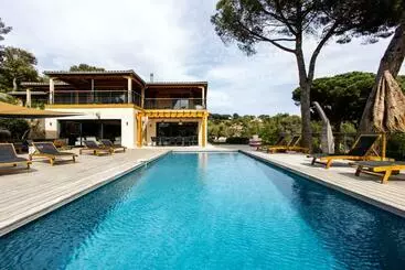 Apartamentos turísticos Villa Blanche Luxury Pieds Dans L Eau, Piscine Chauffée