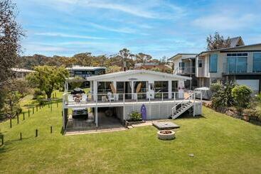 Жильё для туристов Kioloa Merry Beach Front Gem