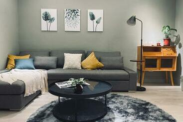 آپارتمان‌های توریست‌ها 暮川旅宿 走路可達小港機場附兩個停車位