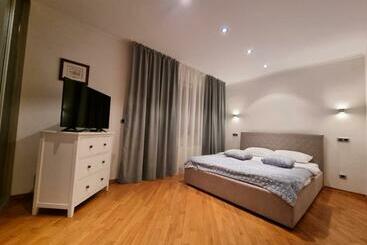 דירות לתיירים Lovely Apartment In Tolstoi 24/1 Center