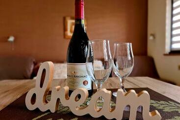 ツーリストアパートメント Apartman Kutak Nešić