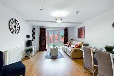 Apartaments turístics Cheerful 5 Bdr/3 Bath House W/ Free Parking