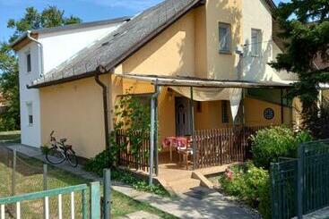 Жильё для туристов Csalogány Villa Balatonboglár