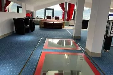 Turistihuoneistot Vila Franceză   Cazare Cu Jacuzzi Pe Malul Lacului Colibița