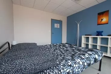 Hotel Auberge Flyzone   Hostel