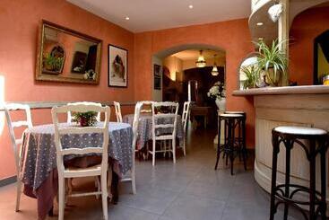 هتل Demeures Et Châteaux Hôtel L Hermitage