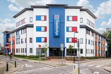 ホテル Travelodge Woking Central
