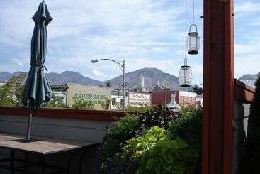 Отель The Loft On Center