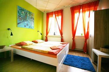 Szálló Freddie Next To Mercury