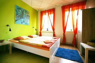 هاستل Freddie Next To Mercury