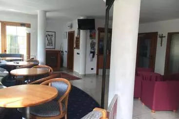 فندق Garni Enrosadira