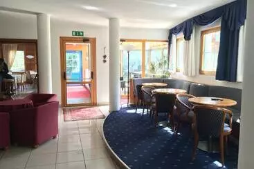 فندق Garni Enrosadira