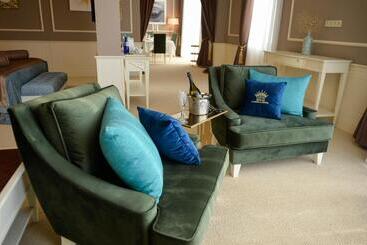 هتل Royal Casino &