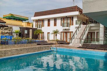 Hotel Crown Regency Beach Resort