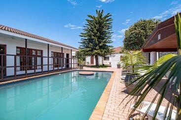 Пансион 5 Third Avenue Guesthouse