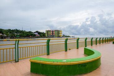 Otel Reddoorz Plus At Lovina Inn Tonrangeng River Side