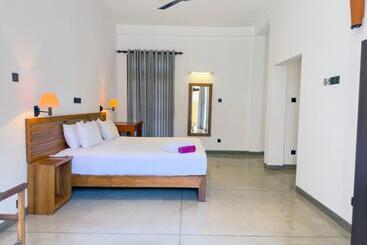 Отель Tropical Villa   Weligama