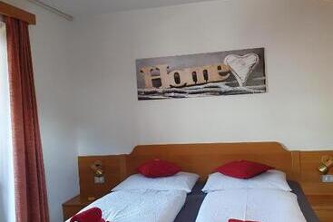 تختخواب و صبحانه Garni Lantschner