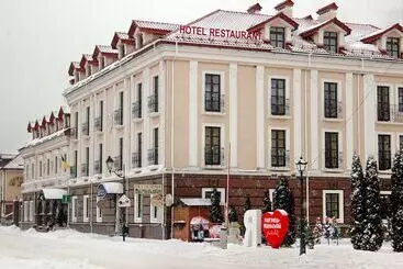 בית מלון כפרי Optima Collection Kamianets Podilskyi