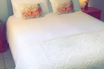 בית מלון כפרי The Bowling Green Steakhouse Restaurant &